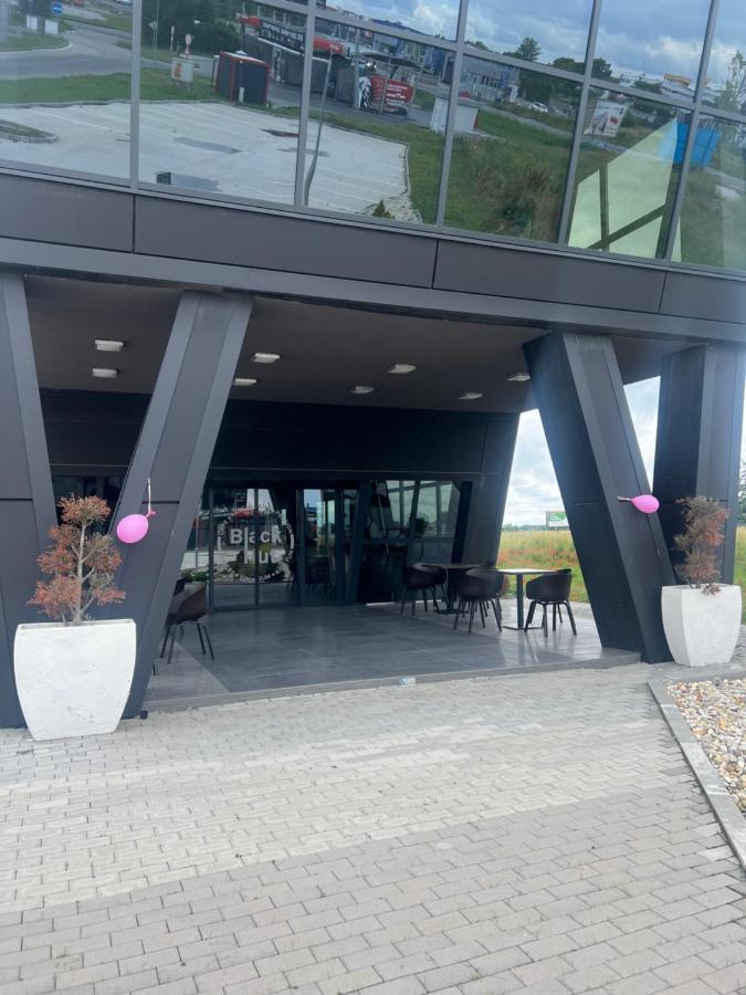 Hotel Black Hut Pension&Restaurant *** Dunajská Streda Exterior foto